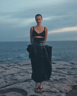 Isabel Lucas feet photo thumbnail
