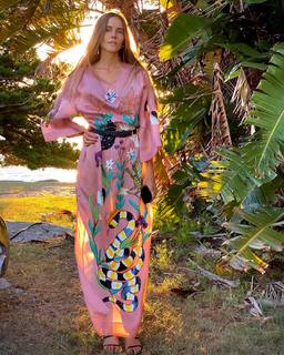 Isabel Lucas feet photo thumbnail