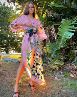 Isabel Lucas feet photo thumbnail
