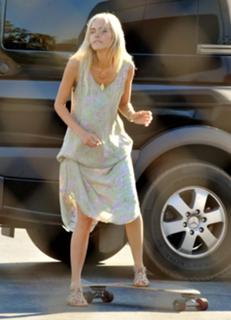 Isabel Lucas feet photo thumbnail