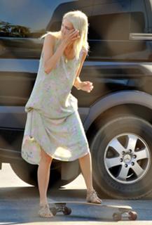 Isabel Lucas feet photo thumbnail