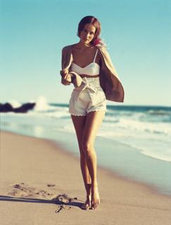 Isabel Lucas feet photo thumbnail