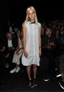 Isabel Lucas feet photo thumbnail