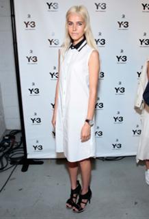 Isabel Lucas feet photo thumbnail