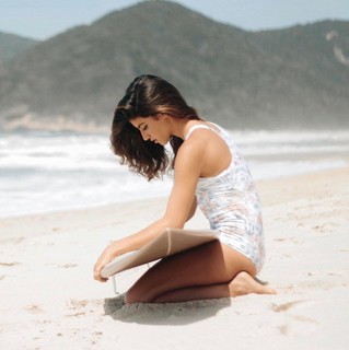 Isabela Souza feet photo 1
