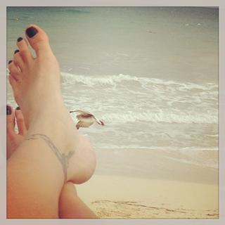 Isabeli Fontana feet photo thumbnail