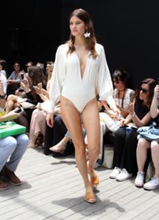 Isabeli Fontana feet photo thumbnail