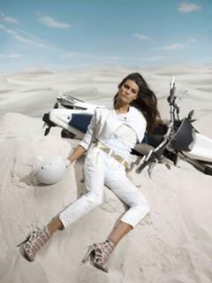 Isabeli Fontana feet photo thumbnail