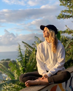 Isabella Santoni feet photo thumbnail