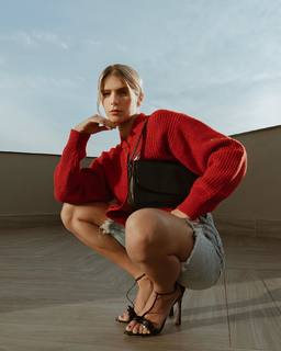 Isabella Santoni feet photo thumbnail