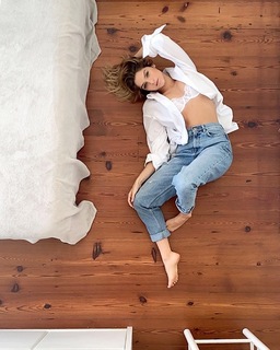 Isabella Santoni feet photo thumbnail