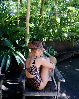 Isabella Santoni feet photo thumbnail