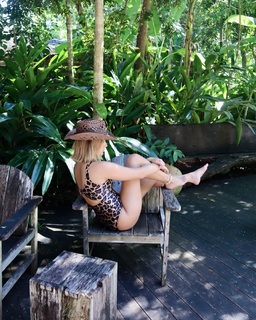 Isabella Santoni feet photo thumbnail