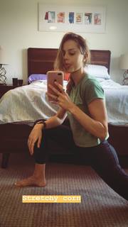 Isabelle Cornish feet photo 2