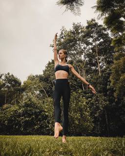 Isabelle Cornish feet photo 1