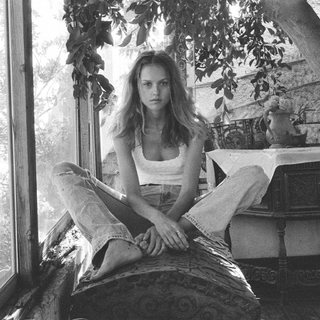 Isabelle Cornish feet photo 2