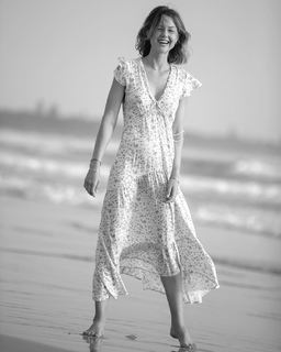 Isabelle Cornish feet photo 4