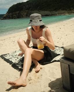 Isabelle Drummond feet photo thumbnail