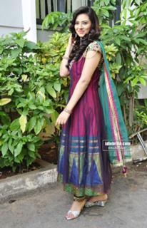 Isha Chawla feet photo 3