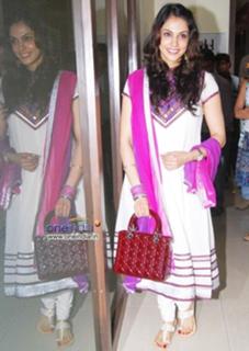 Isha Koppikar feet photo 19