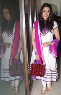 Isha Koppikar feet photo 13
