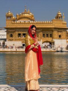 Isha Malviya feet photo 12