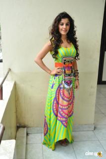 Isha Talwar feet photo thumbnail