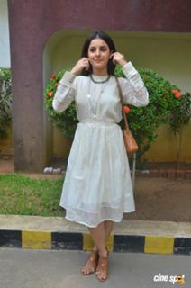 Isha Talwar feet photo thumbnail