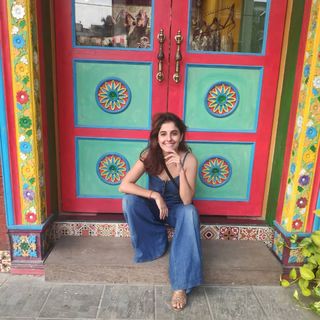 Isha Talwar feet photo thumbnail