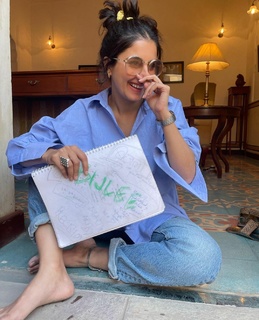 Isha Talwar feet photo thumbnail