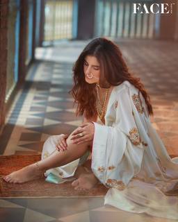 Isha Talwar feet photo thumbnail