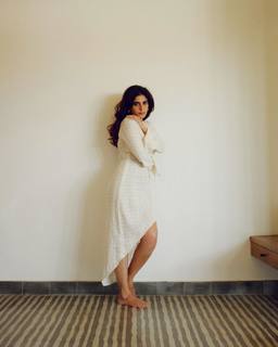 Isha Talwar feet photo thumbnail