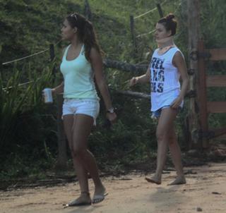 Isis Valverde feet photo thumbnail
