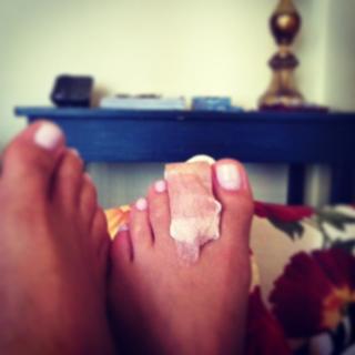 Isis Valverde feet photo thumbnail