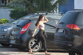 Isis Valverde feet photo thumbnail