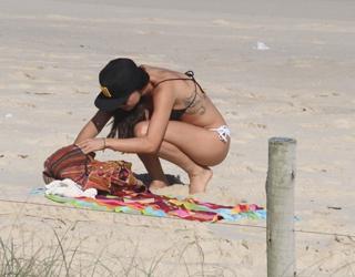 Isis Valverde feet photo thumbnail