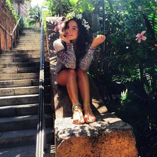 Isis Valverde feet photo thumbnail