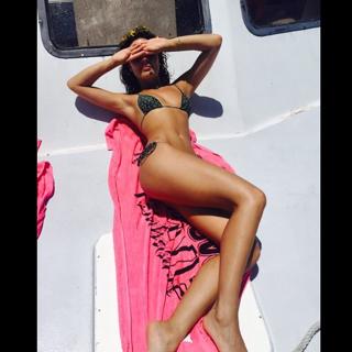 Isis Valverde feet photo thumbnail