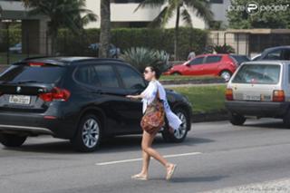 Isis Valverde feet photo thumbnail