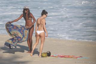 Isis Valverde feet photo thumbnail