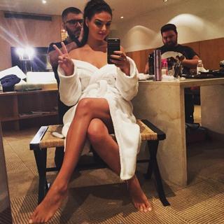 Isis Valverde feet photo thumbnail