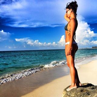 Isis Valverde feet photo thumbnail
