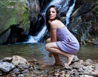 Isis Valverde feet photo thumbnail