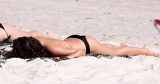 Isis Valverde feet photo thumbnail
