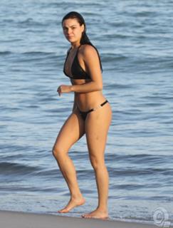 Isis Valverde feet photo thumbnail
