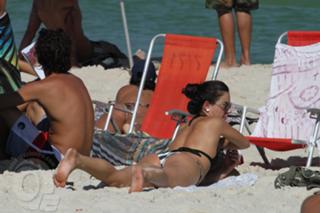 Isis Valverde feet photo thumbnail