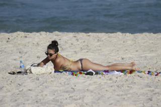 Isis Valverde feet photo thumbnail