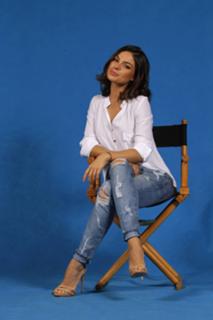 Isis Valverde feet photo thumbnail