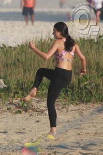 Isis Valverde feet photo thumbnail
