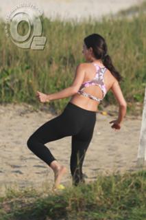 Isis Valverde feet photo thumbnail